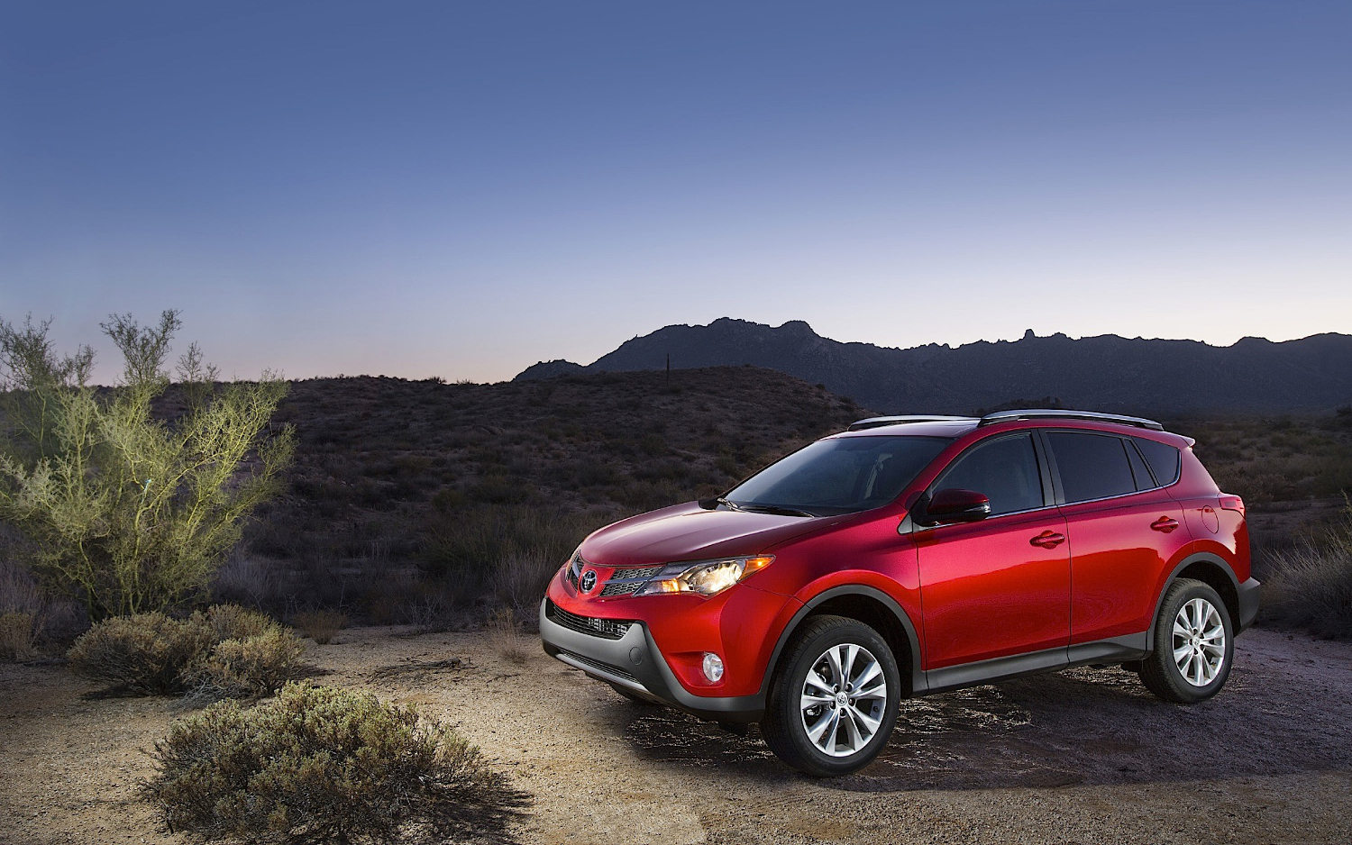 Comparison Toyota RAV4 SUV 2015 Vs Toyota RAV4 SE 2017 SUV Drive
